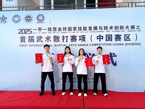 米兰网页版获奖学生领奖合影