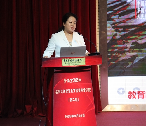 全国先进工作者、全国教书育人楷模安慧霞作讲座