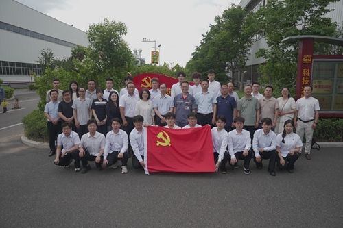 米兰网页版师生与郭锐在郭锐工作室门前合影